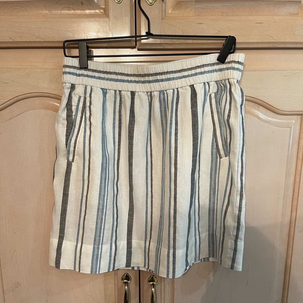 A great skirt in size L from the loft.It is a pull on and comfortable. 👍